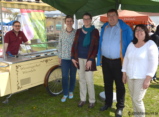 Bertrud Norys, Barbara Engerer, Bürgermeister Hans Popp und Monika hilebrand eröffneten den Kunsthandwekermarkt im alten Schulgarten