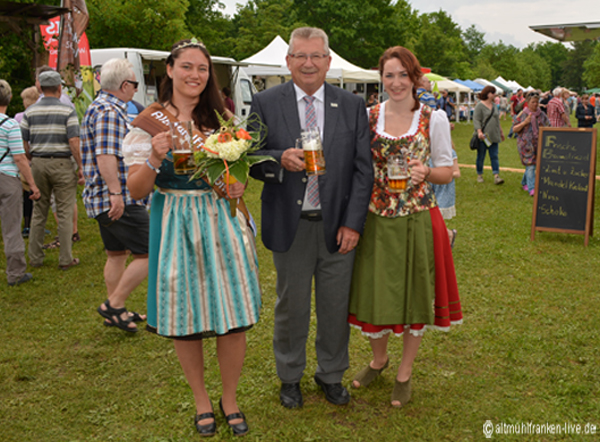 Bierkönigin Sarah Zimmerer, Landrat Gerhard wägemann und die verabschiedete Bierkönigin Andrea Lindner (von links)