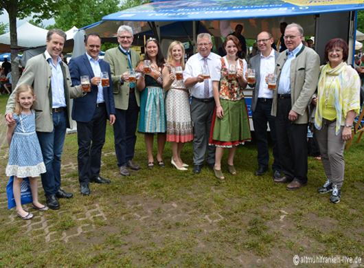 Landrat Gerhard Wägemann probierte beim Ausstellungsrundgangzusammen mit den beiden Bierköniginnen und den Ehrengästen das eigens für das Nürnberger Bierfest und den SeenLandMarkt eingebraute "Minneseidla" der Fürst Carl Brauerei aus Ellingen