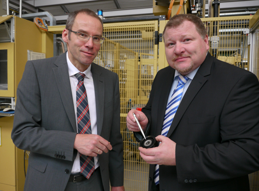 Der neue Werkleiter des Schaeffler-Standortes Gunzenhausen, Frank Bader (links), wird derzeit von seinem Vorgänger Horst Adel in seine neue Aufgaben eingearbeitet.