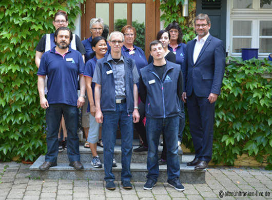 Bürgermeister Karl_Heinz Fitz (ganz rechts) mit seinen neuen Mitarbeitern von der Jugendherberge in Gunzenhausen