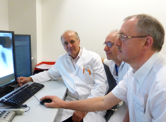 Die Hauptoperateure des Endoprothetikzentrums Dr. Nothofer, Dr. Metzger und Dr. Hönle (v. l. n. r.) in einer Fallbesprechung. © Klinikum Altmühlfranken
