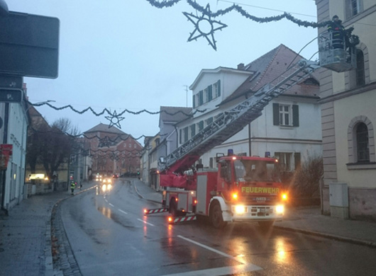 Die Helfer des THW verwandelten mit Hilfe der Drehleiter der Feuerwehr die Innenstadt wieder in eine Weihnachtsstadt