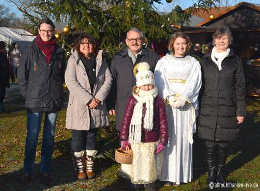 von links: Barbara engerer, Monika Hillebrand, Pia Rück, Leonie Kruig und Gertud Norys eröffneten den traditionellen Adventsmarkt im alten Schulgarten
